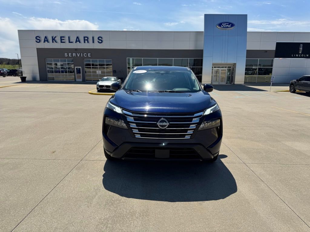 Used 2025 Nissan Rogue SV AWD/4WD image 2