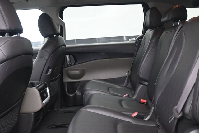 Used 2025 Kia Carnival FWD image 6