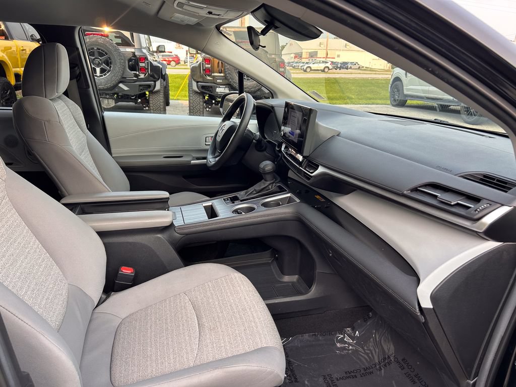 Used 2025 Toyota Sienna LE FWD image 20