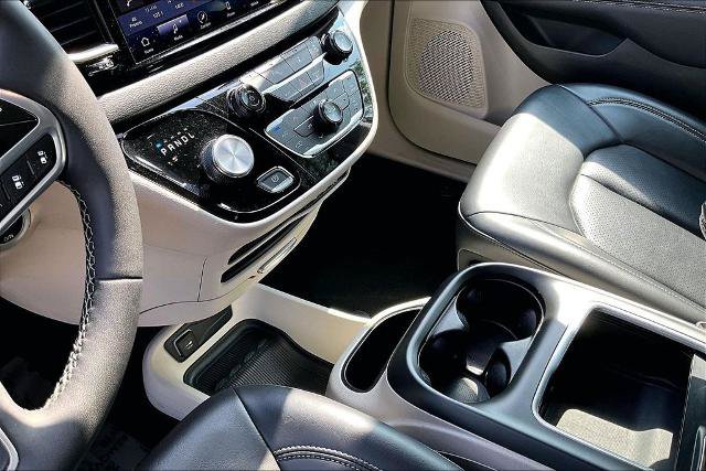Used 2023 Chrysler Pacifica Touring-L FWD image 14