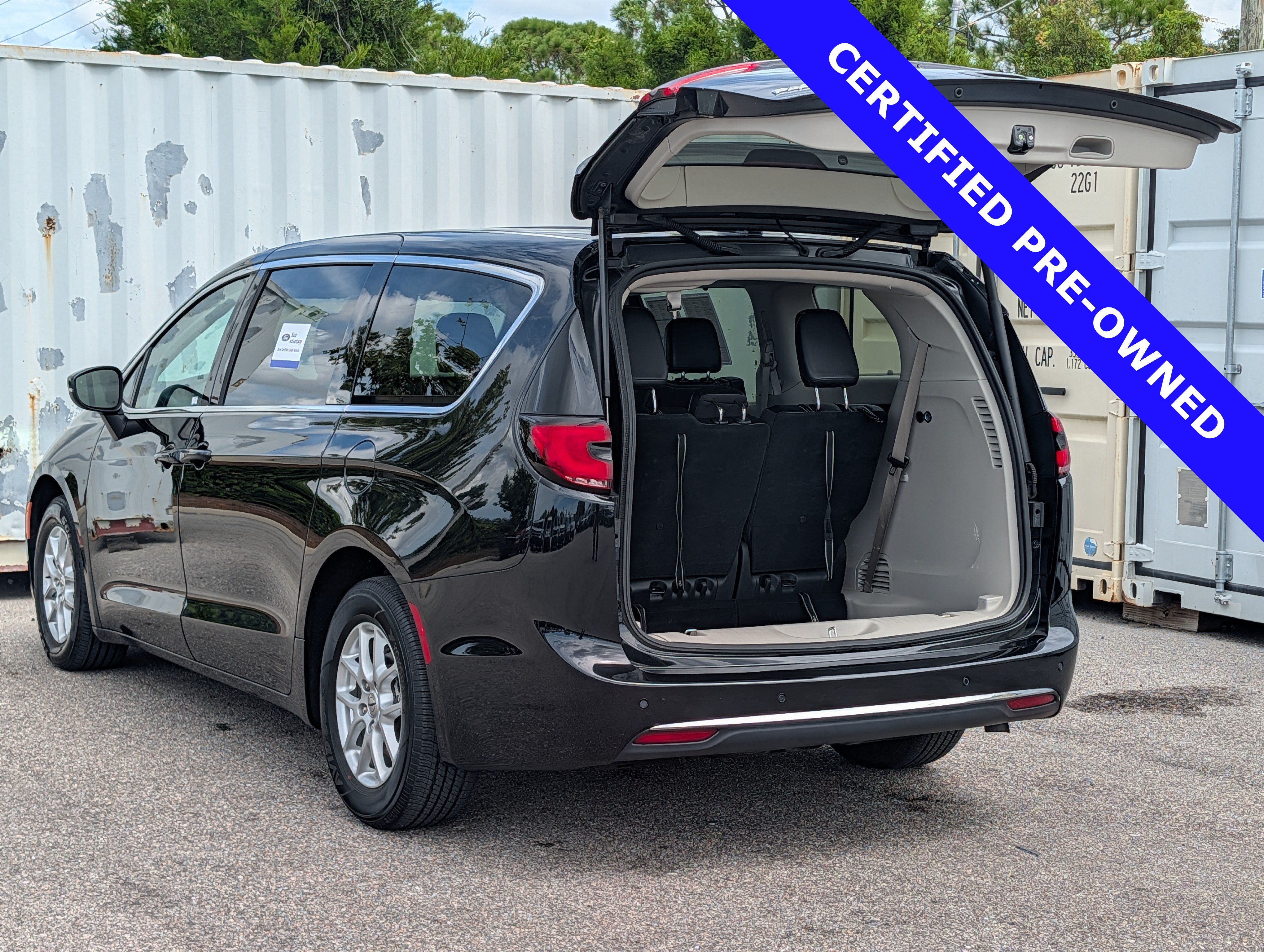 Used 2023 Chrysler Pacifica Touring-L FWD image 14
