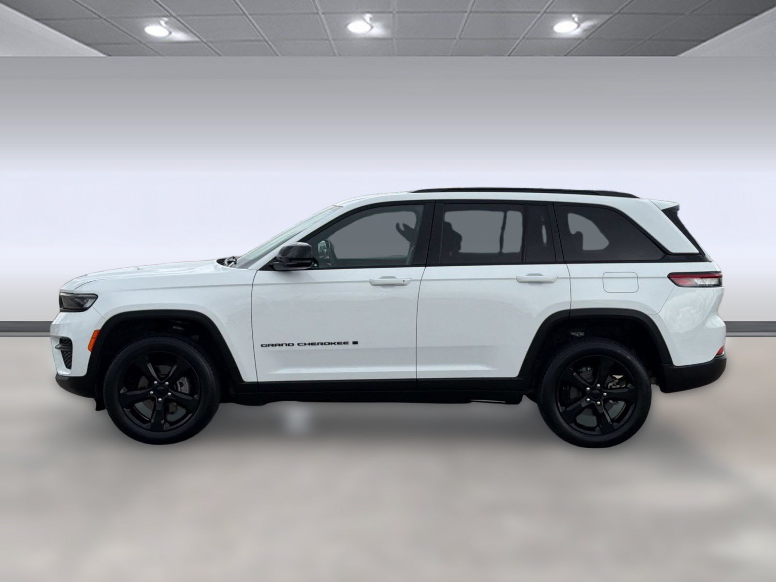 Used 2023 Jeep Grand Cherokee Altitude RWD image 2