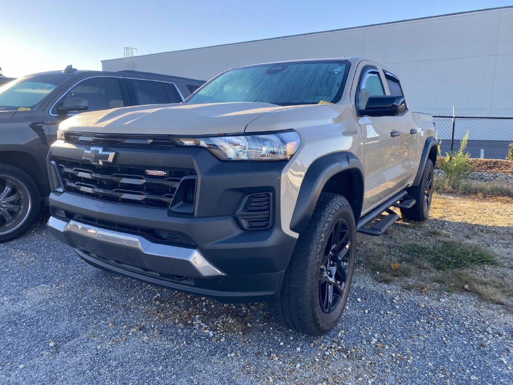 Used 2024 Chevrolet Colorado Trail Boss w/ Technology Package AWD/4WD image 3