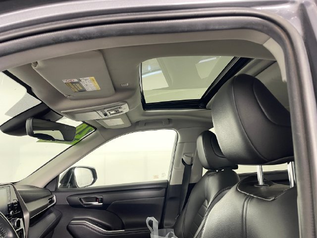 Used 2020 Toyota Highlander XLE AWD/4WD image 10