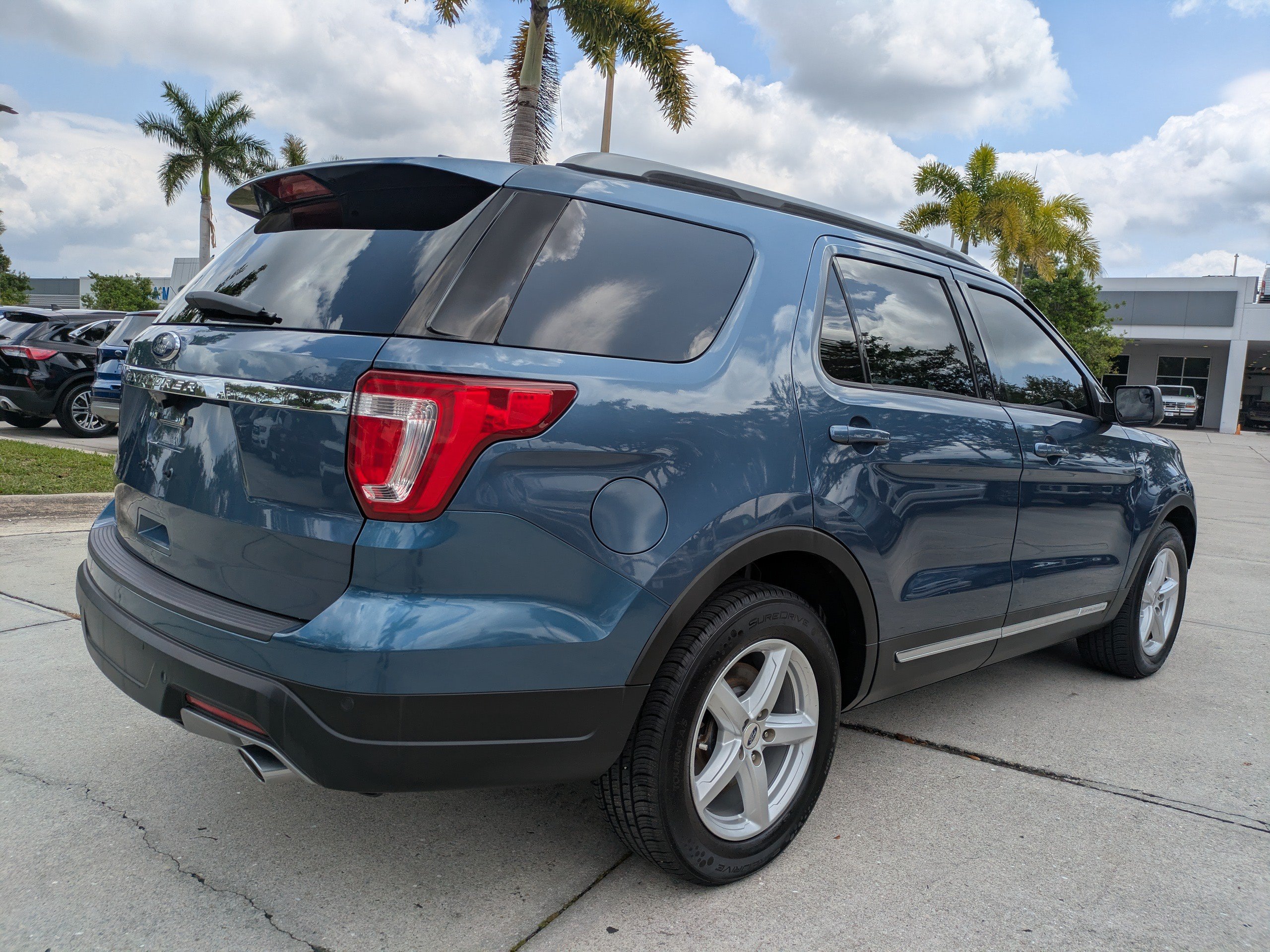 Certified 2018 Ford Explorer XLT FWD image 4