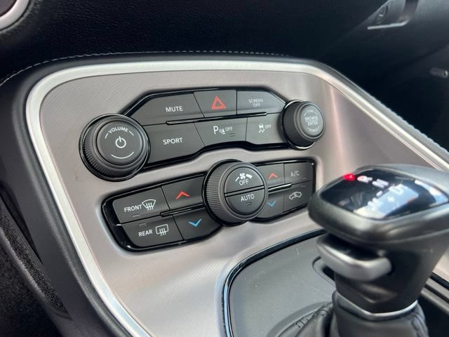 Used 2022 Dodge Challenger SXT w/ Driver Convenience Group RWD image 16