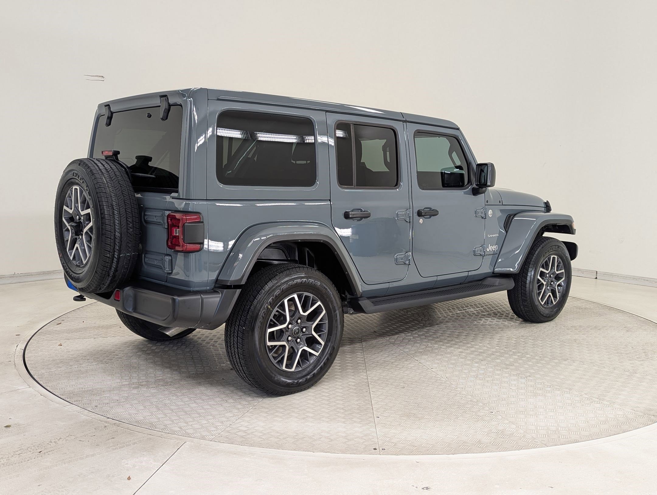 Used 2024 Jeep Wrangler Sahara image 5