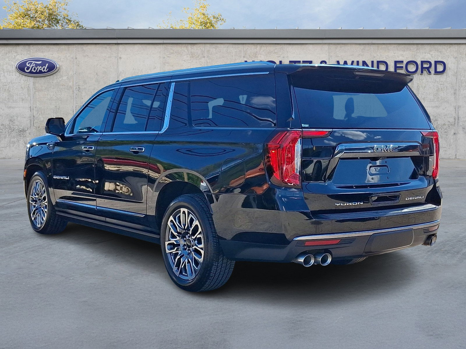 Used 2023 GMC Yukon XL Denali Ultimate AWD/4WD image 4