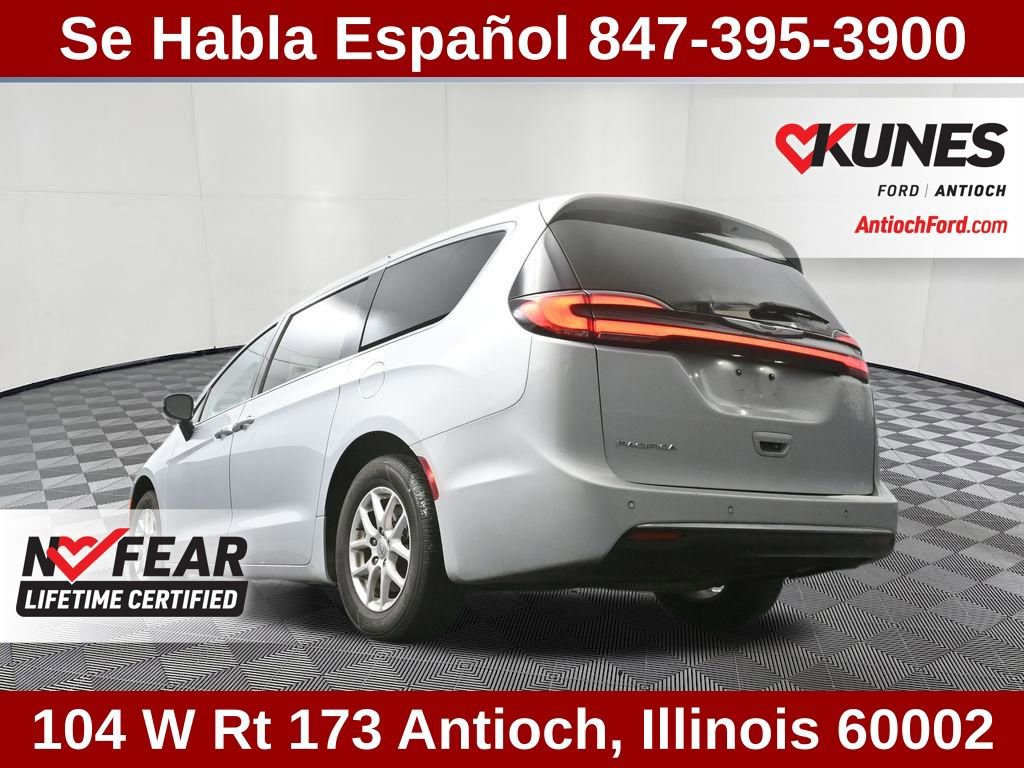 Used 2024 Chrysler Pacifica Touring-L image 12