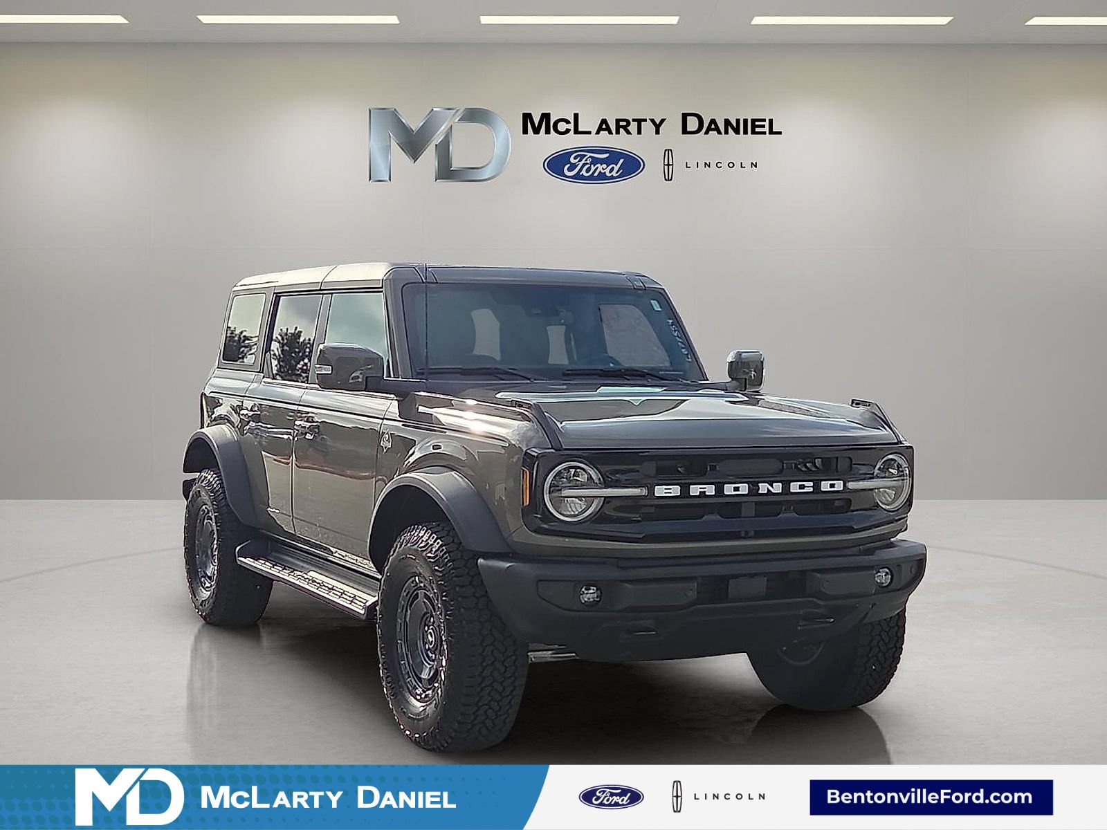 Certified 2025 Ford Bronco Outer Banks w/ Sasquatch Package AWD/4WD image 1