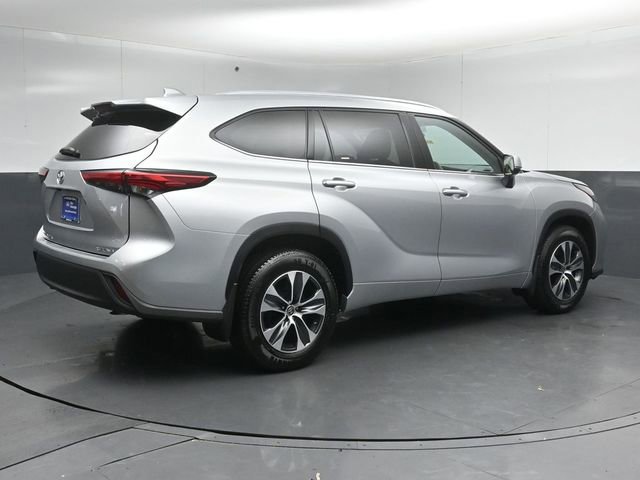 Used 2021 Toyota Highlander XLE AWD/4WD image 13