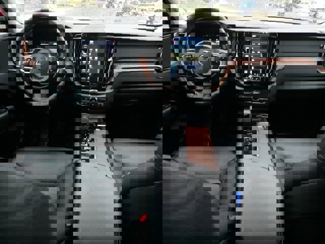 Used 2023 Volvo XC60 B5 Plus image 21