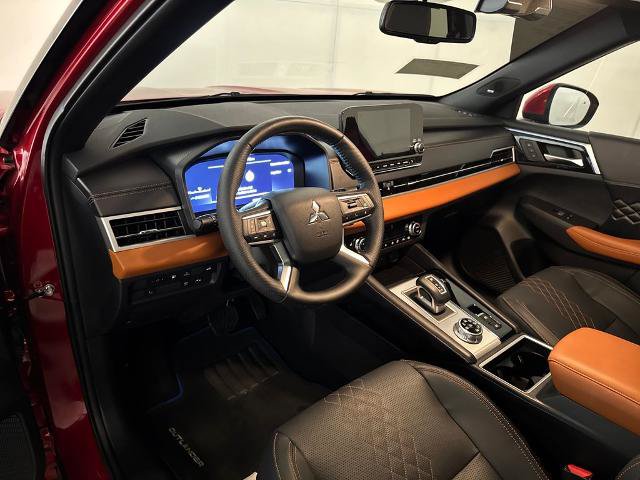 Used 2025 Mitsubishi Outlander 4WD Plug-In Hybrid image 5