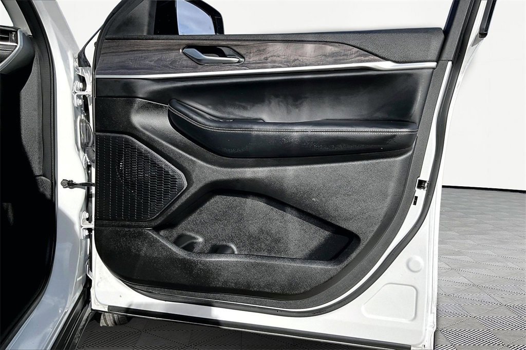 Used 2023 Jeep Grand Cherokee Limited image 24