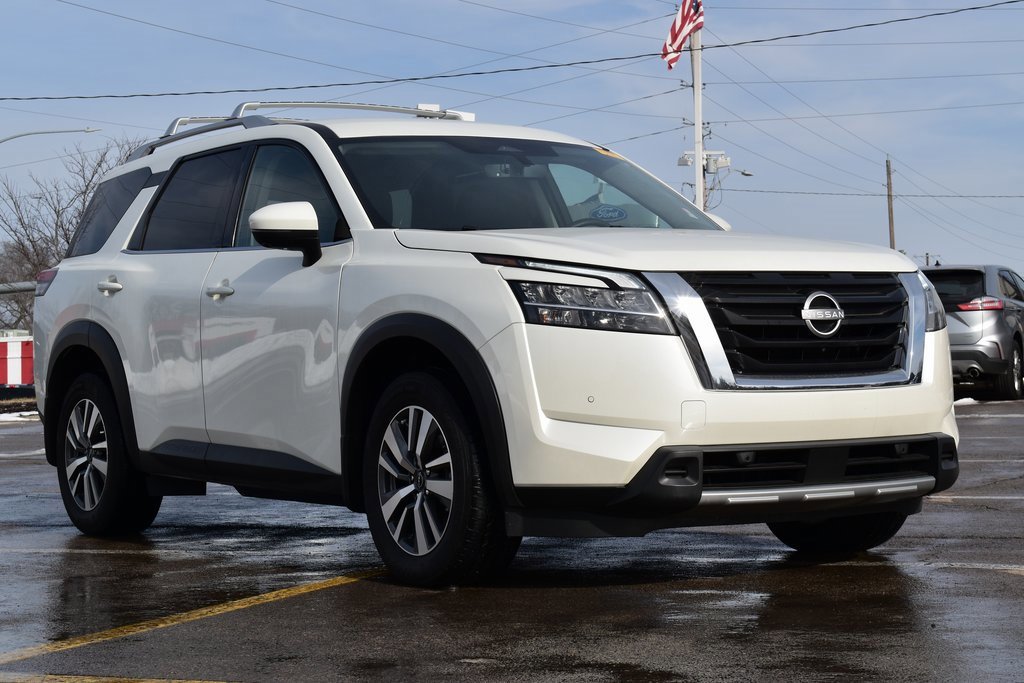 Used 2024 Nissan Pathfinder SL image 3