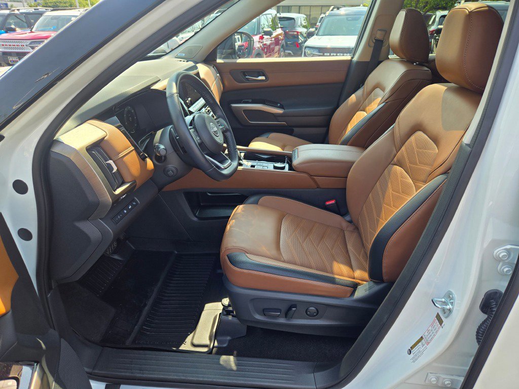 Used 2024 Nissan Pathfinder Platinum image 22