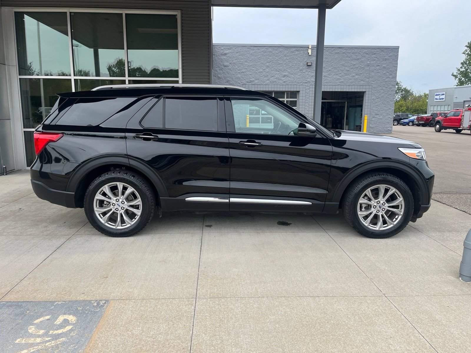 Certified 2024 Ford Explorer Limited w/ Limited Technology Package AWD/4WD image 9