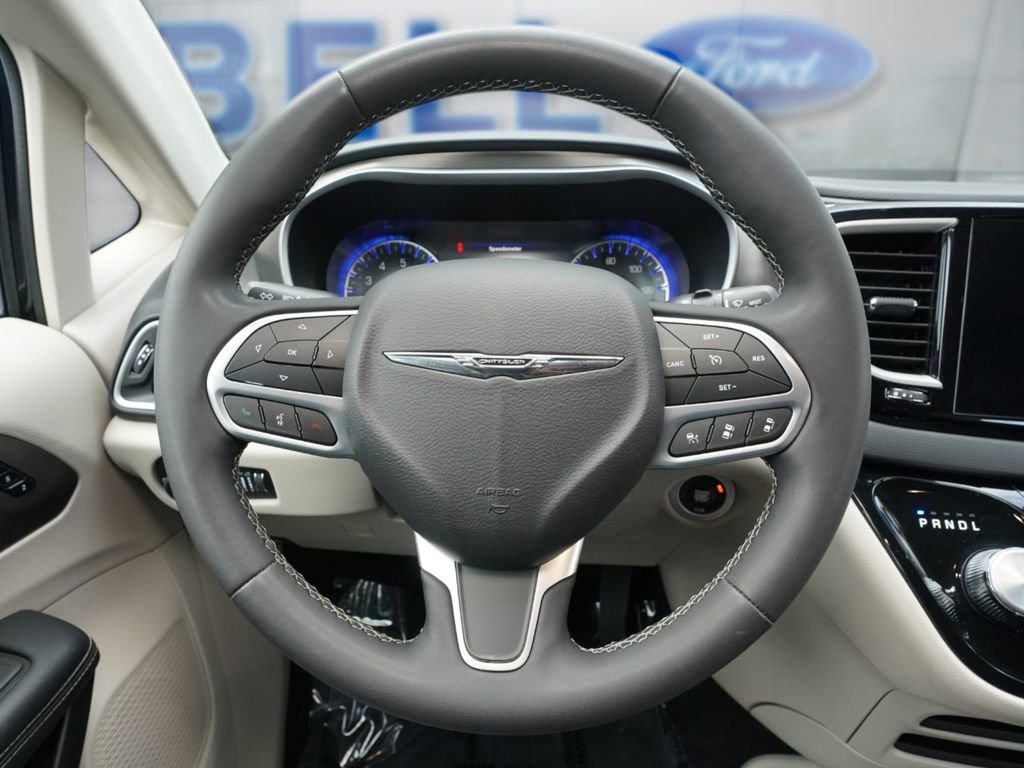 Used 2023 Chrysler Pacifica Touring-L FWD image 18