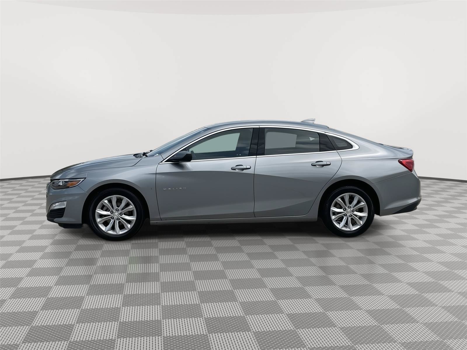 Used 2025 Chevrolet Malibu LT FWD image 2