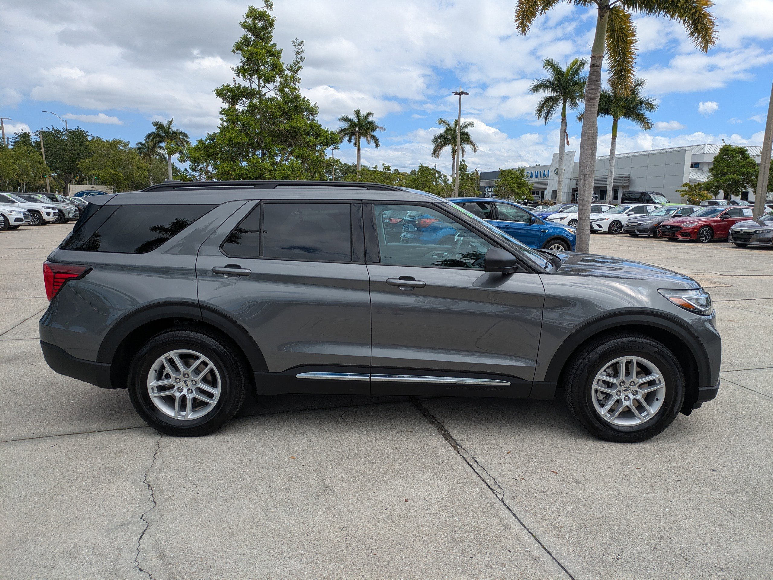 Certified 2025 Ford Explorer Active RWD image 3