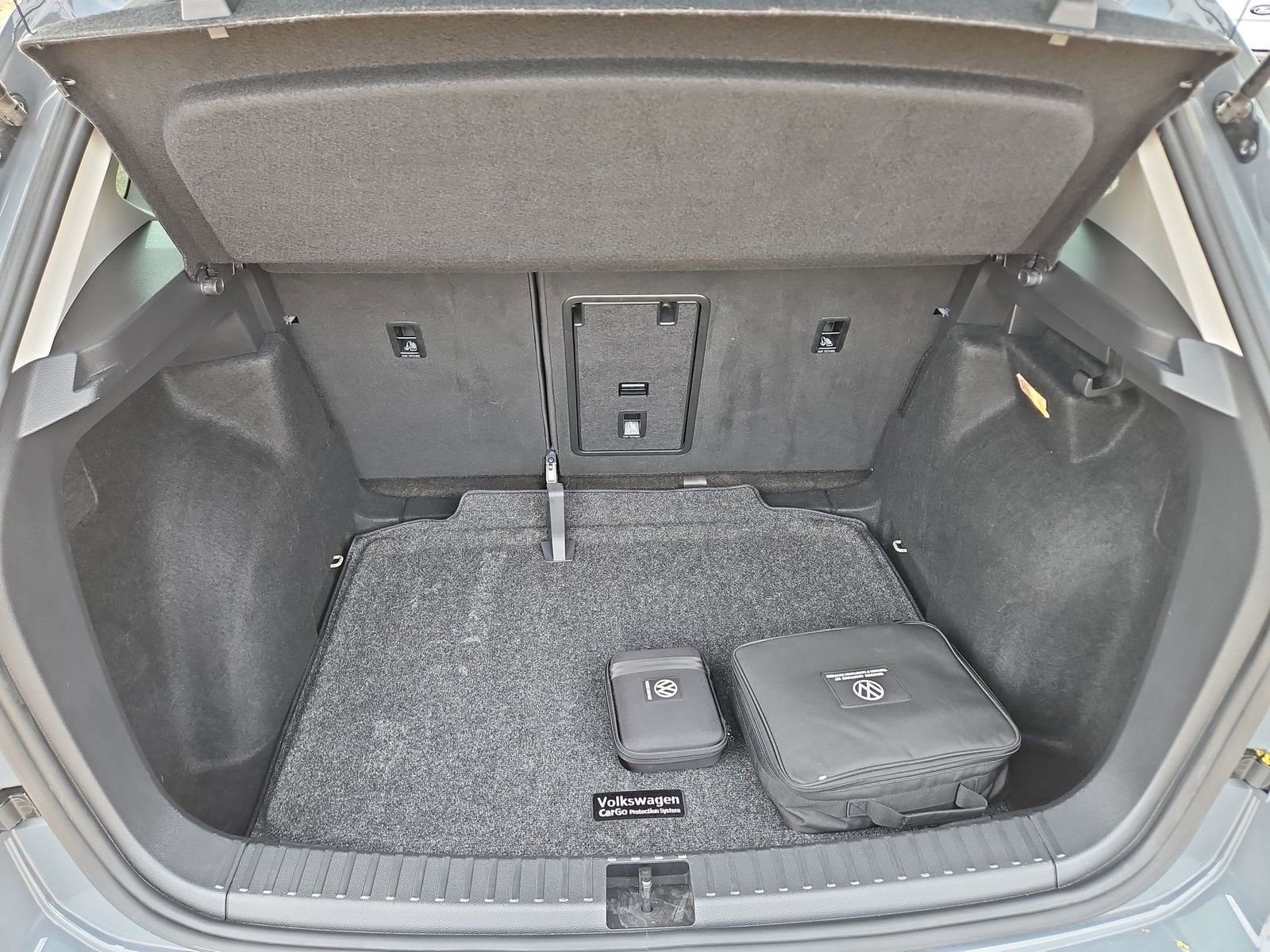 Used 2022 Volkswagen Taos SE w/ Panoramic Sunroof Package FWD image 6