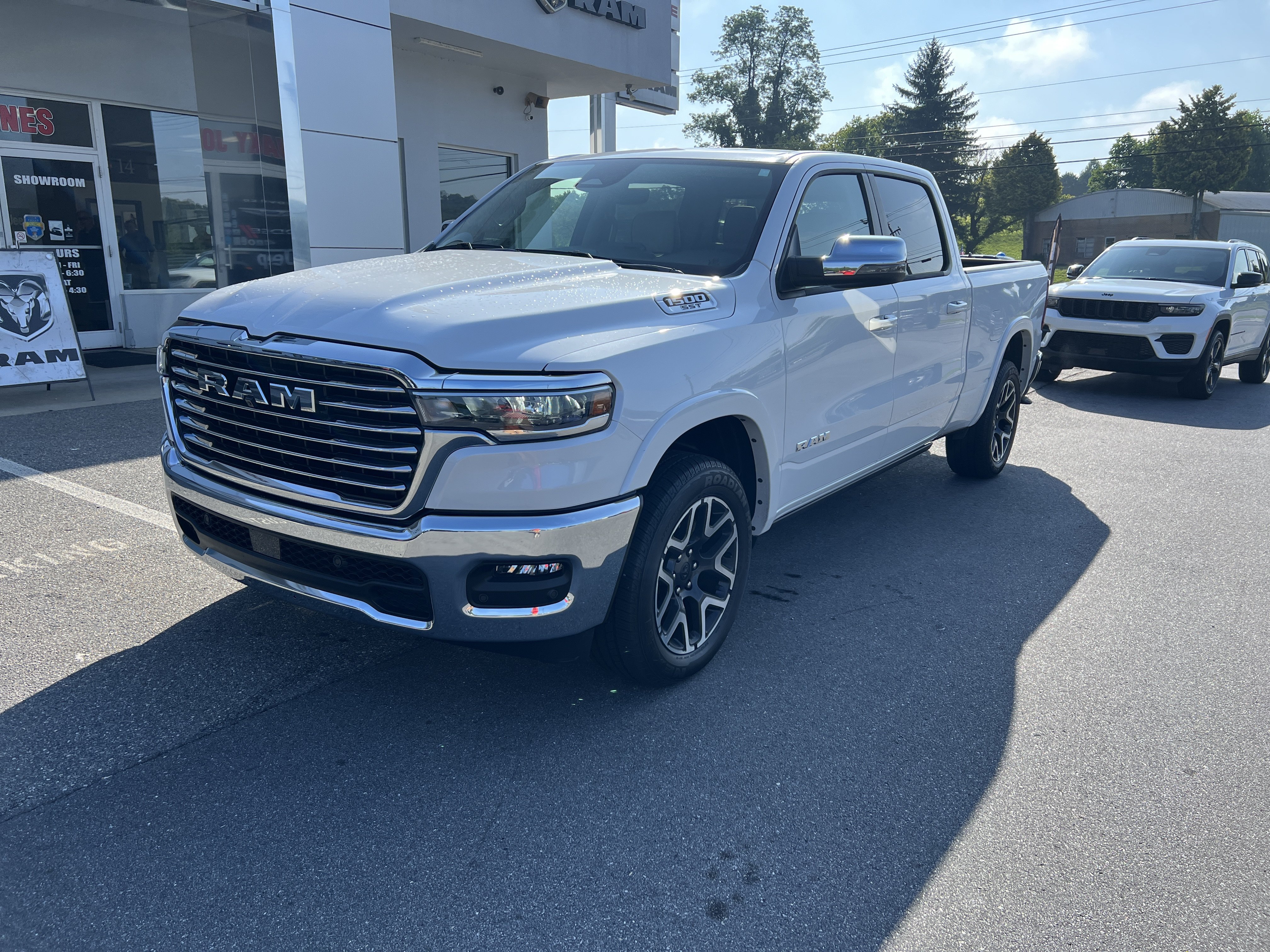 Used 2025 RAM 1500 Laramie AWD/4WD image 6