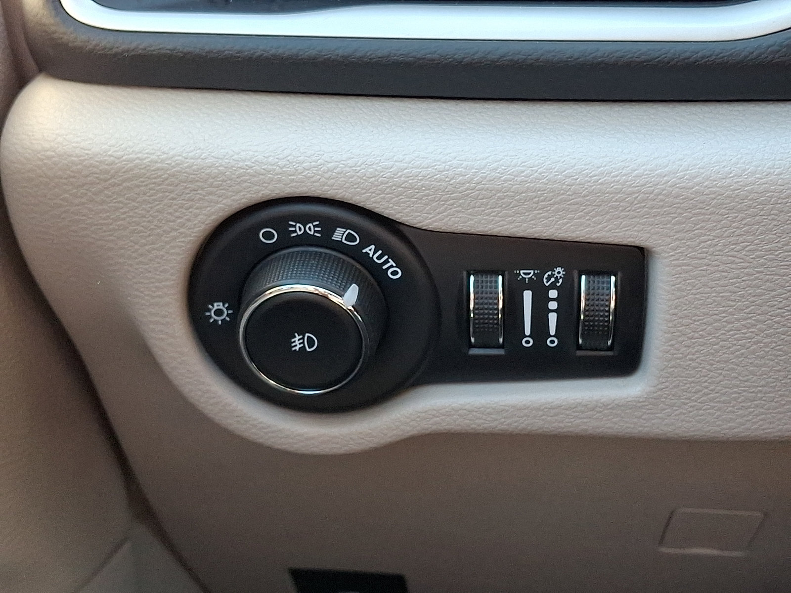 Used 2023 Chrysler Pacifica Touring-L FWD image 28