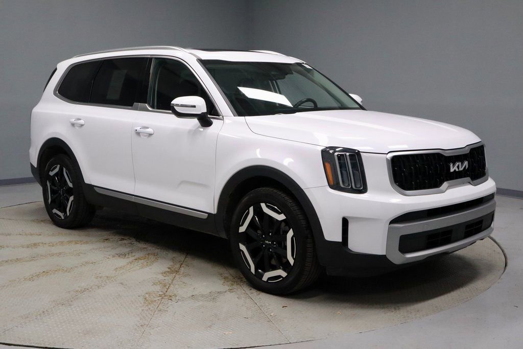 Used 2023 Kia Telluride EX w/ EX Captain's Chair Package image 7