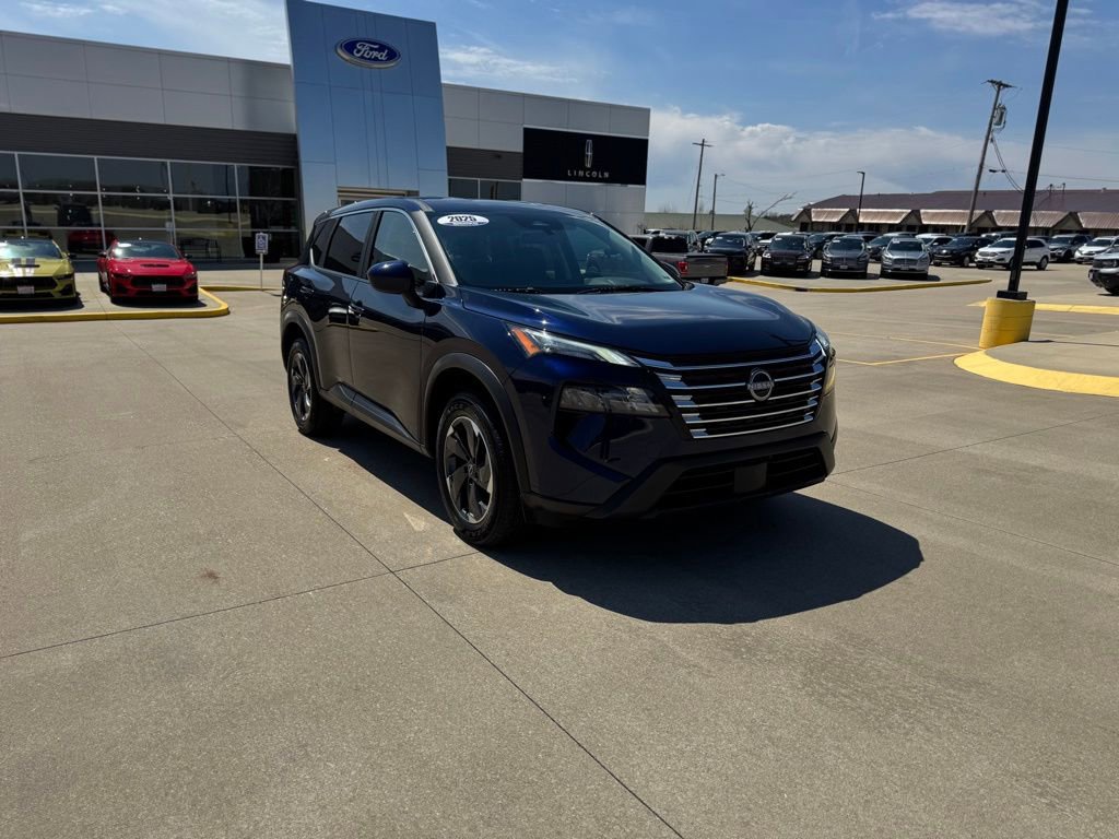 Used 2025 Nissan Rogue SV AWD/4WD image 3
