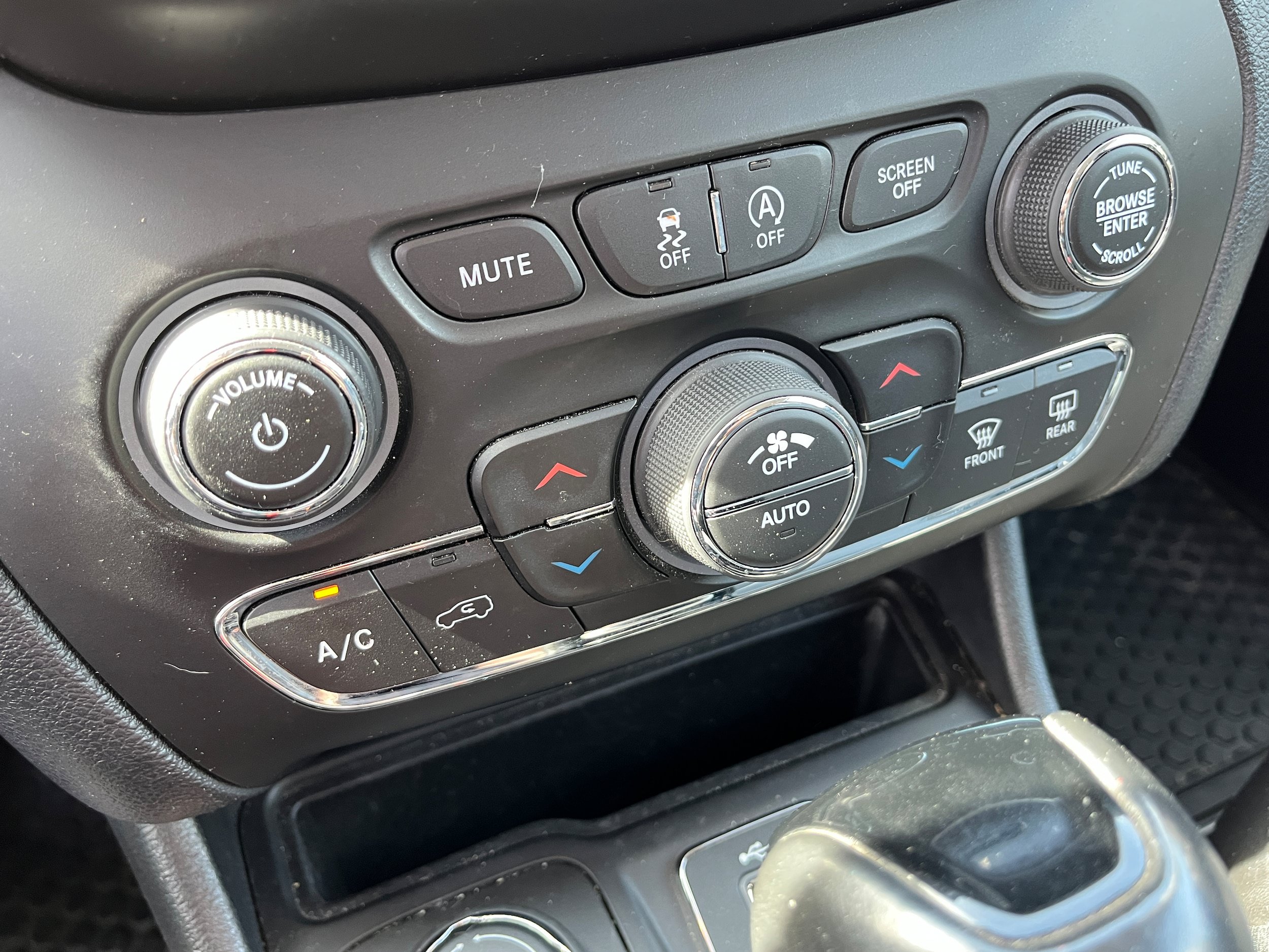 Used 2020 Jeep Cherokee Latitude Plus AWD/4WD image 17