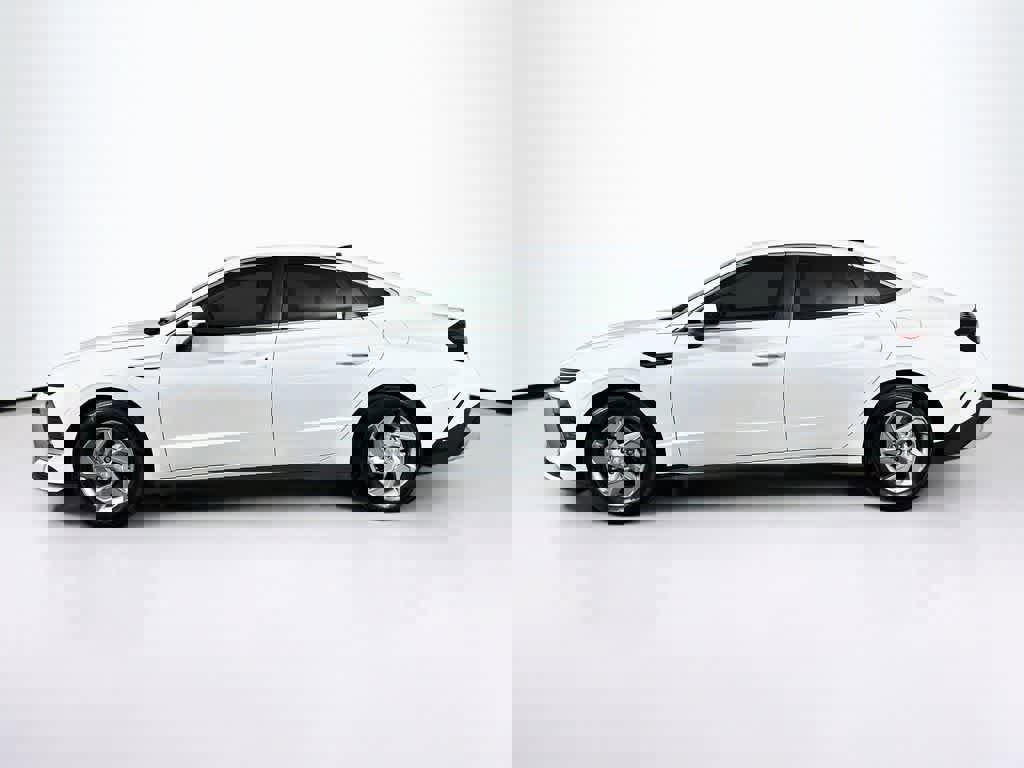 Used 2025 Hyundai Sonata SE FWD image 2