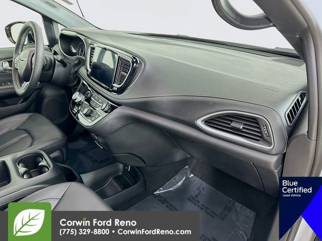 Used 2025 Chrysler Pacifica Select AWD/4WD image 32