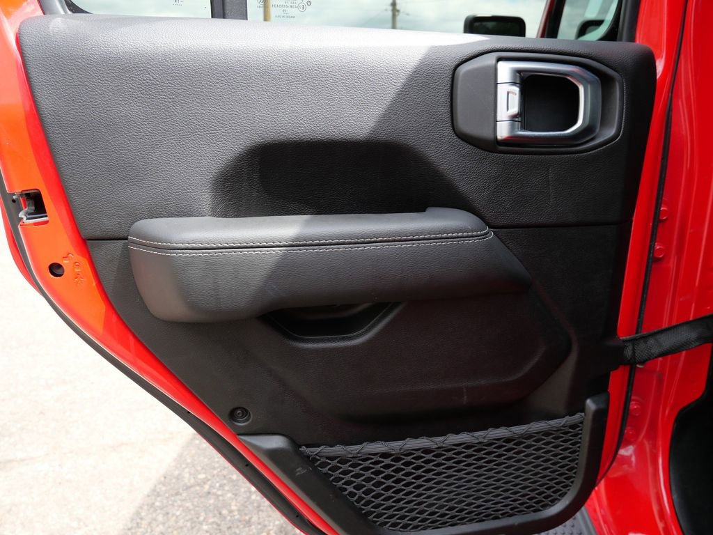 Used 2019 Jeep Wrangler Unlimited Sahara w/ Cold Weather Group AWD/4WD image 12