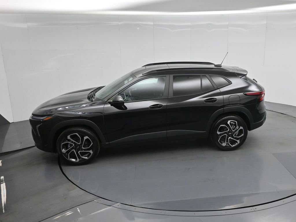 Used 2024 Chevrolet Trax RS w/ Sunroof Package FWD image 39
