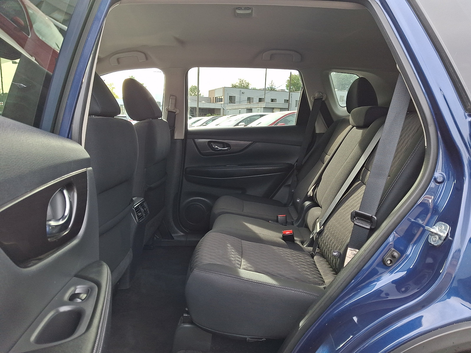 Used 2018 Nissan Rogue SV AWD/4WD image 10