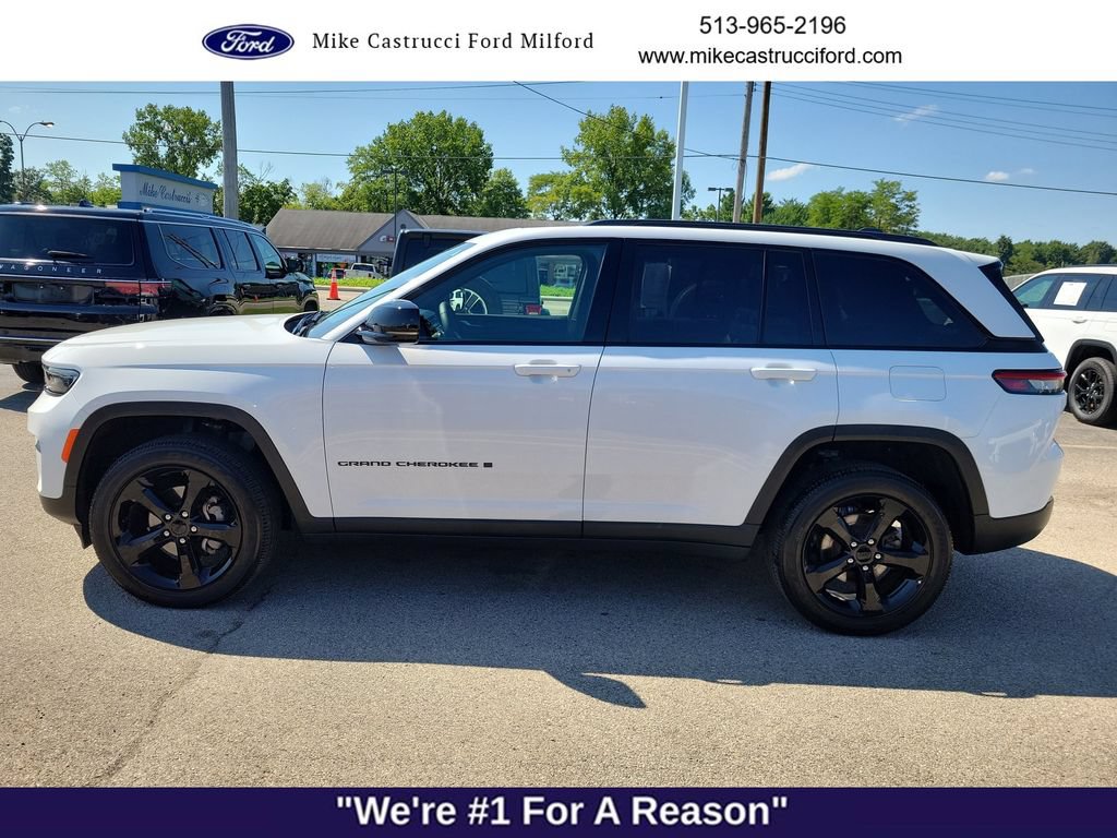 Used 2024 Jeep Grand Cherokee Altitude AWD/4WD image 2
