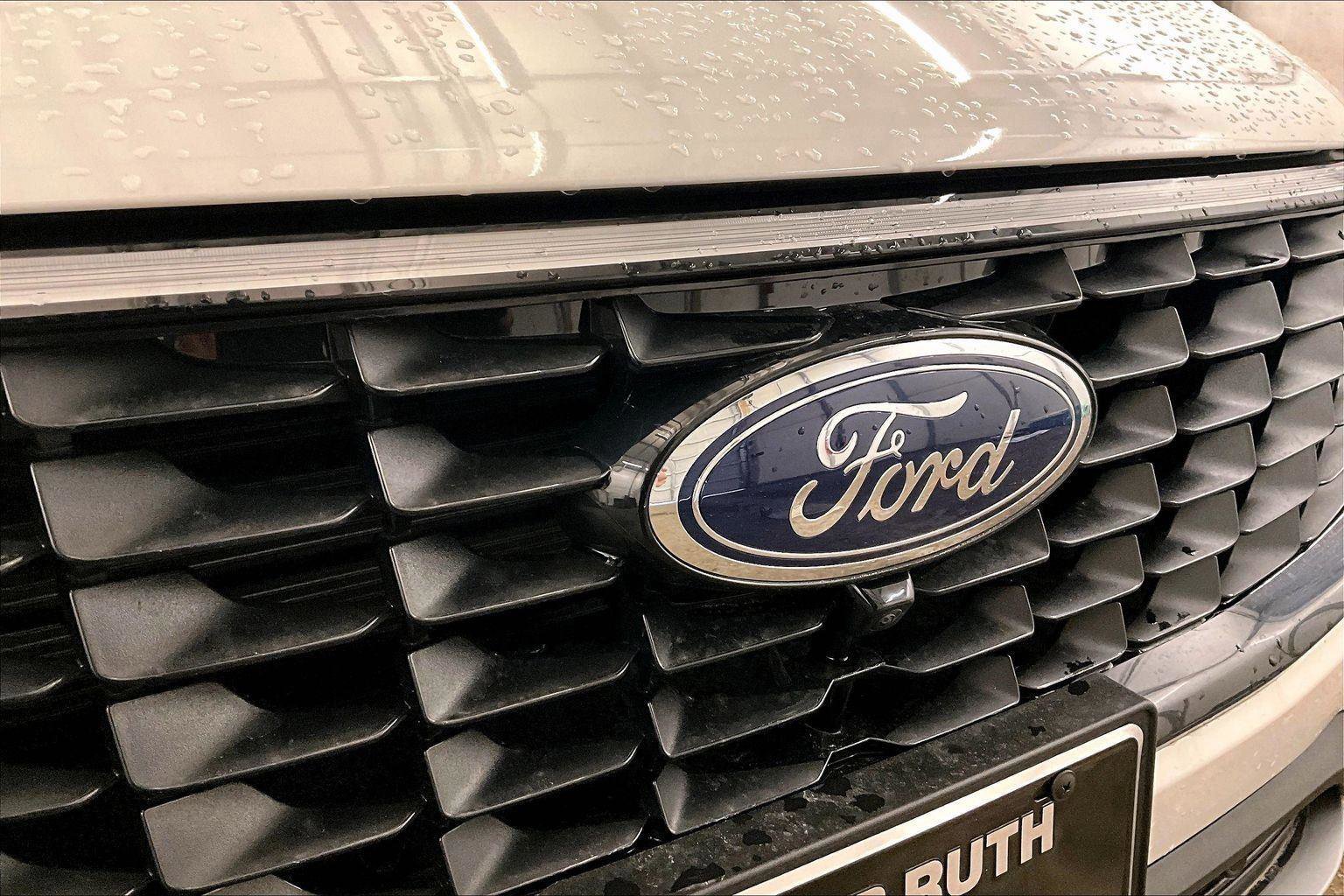 Certified 2025 Ford Escape SE w/ PHEV Premium Package image 29