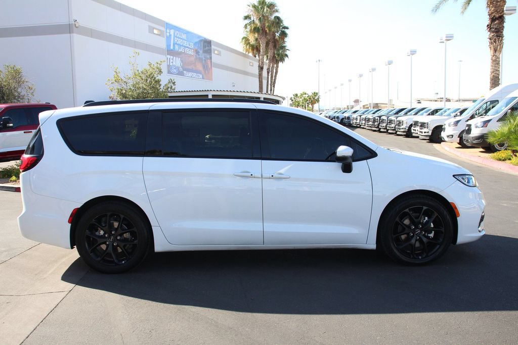 Used 2023 Chrysler Pacifica Touring-L w/ Uconnect Theater Family Group FWD image 10