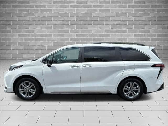 Used 2023 Toyota Sienna XSE w/ XSE Plus Package AWD/4WD image 9