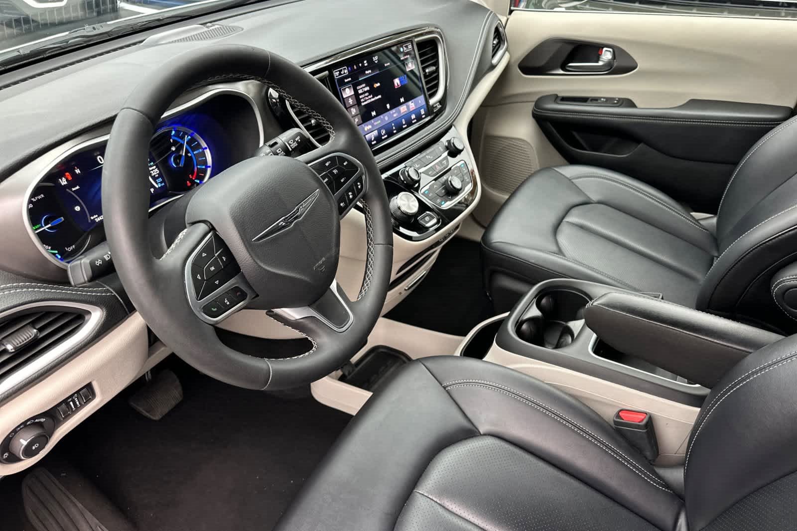 Used 2024 Chrysler Pacifica Select image 12