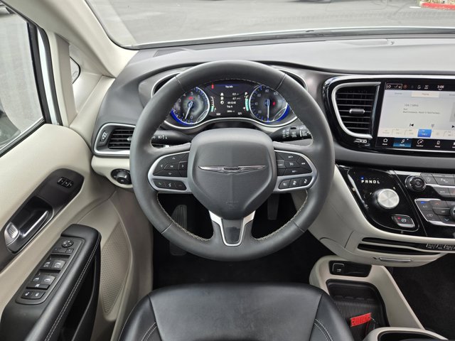 Used 2024 Chrysler Pacifica Touring-L FWD image 12