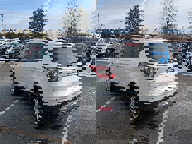 Certified 2017 Ford Escape SE w/ Equipment Group 201A image 3