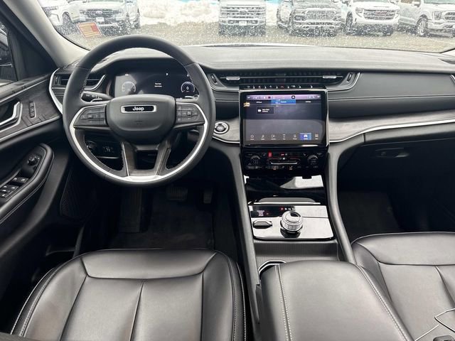 Used 2023 Jeep Grand Cherokee Limited w/ Black Appearance Package AWD/4WD image 16