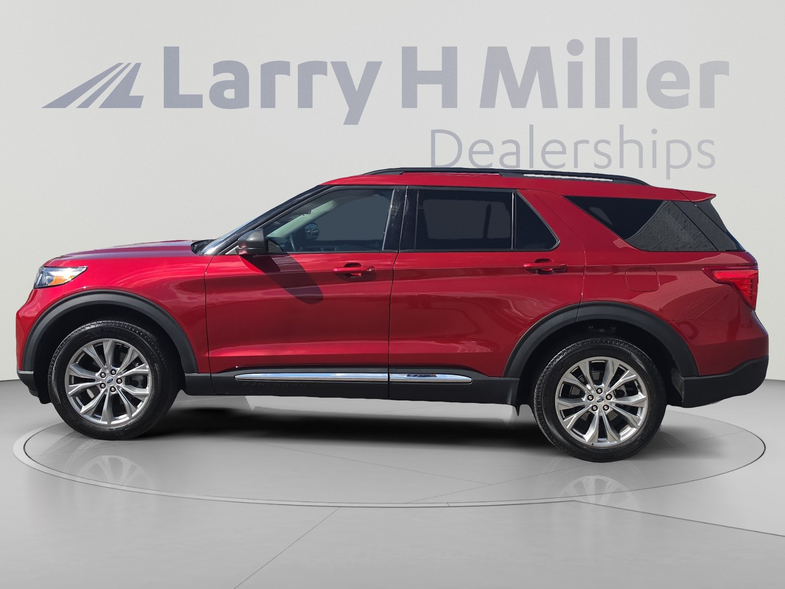 Certified 2023 Ford Explorer XLT w/ Equipment Group 202A AWD/4WD image 2