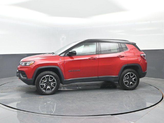Used 2025 Jeep Compass Trailhawk AWD/4WD image 4