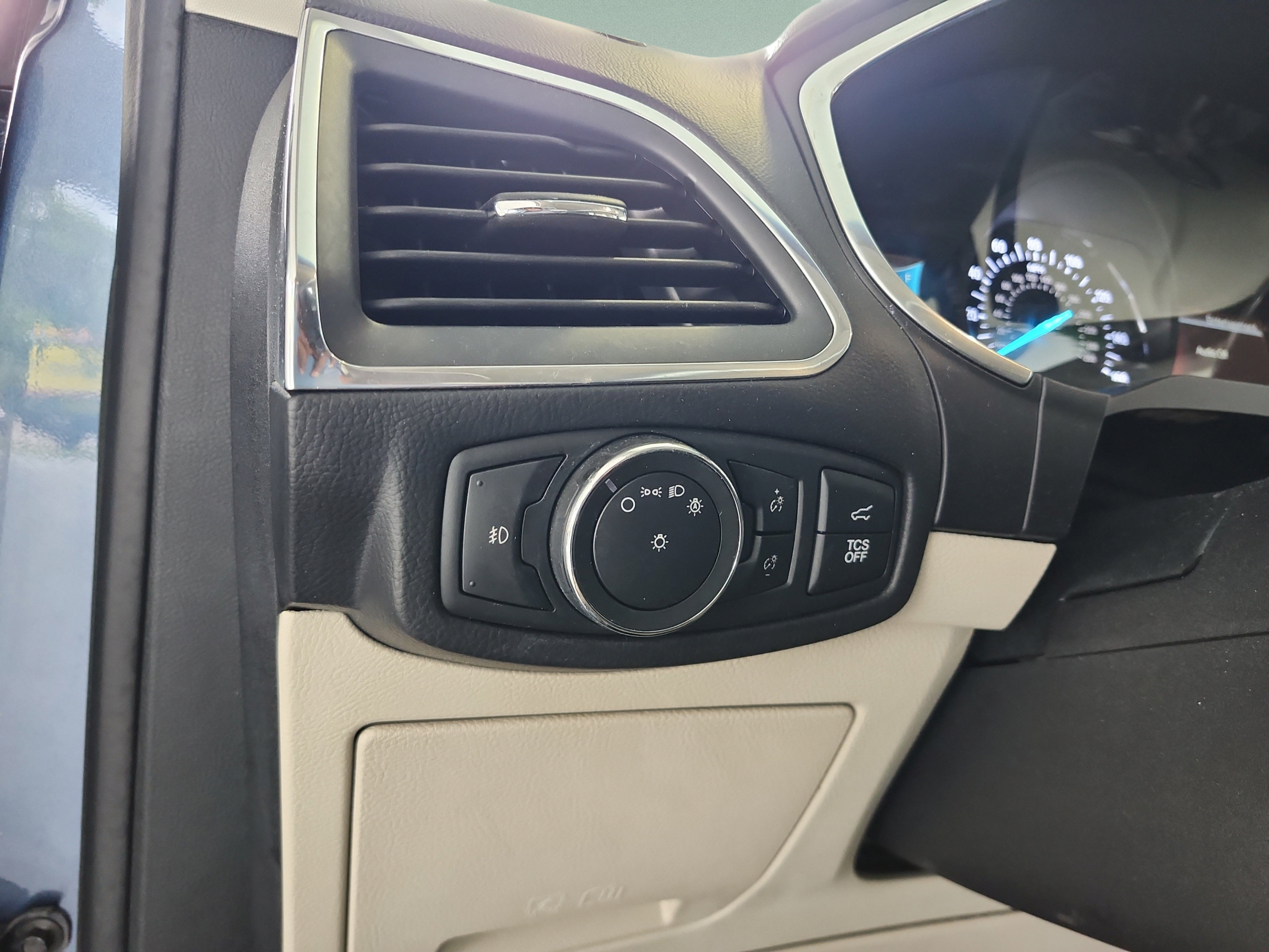 Certified 2019 Ford Edge Titanium w/ Cold Weather Package AWD/4WD image 13