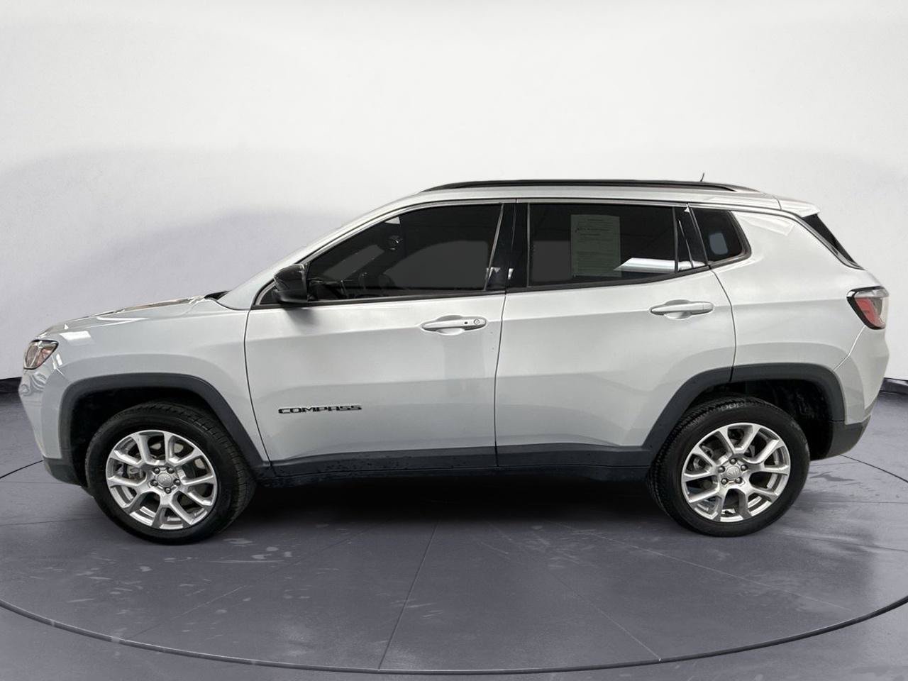 Used 2024 Jeep Compass Latitude AWD/4WD image 5