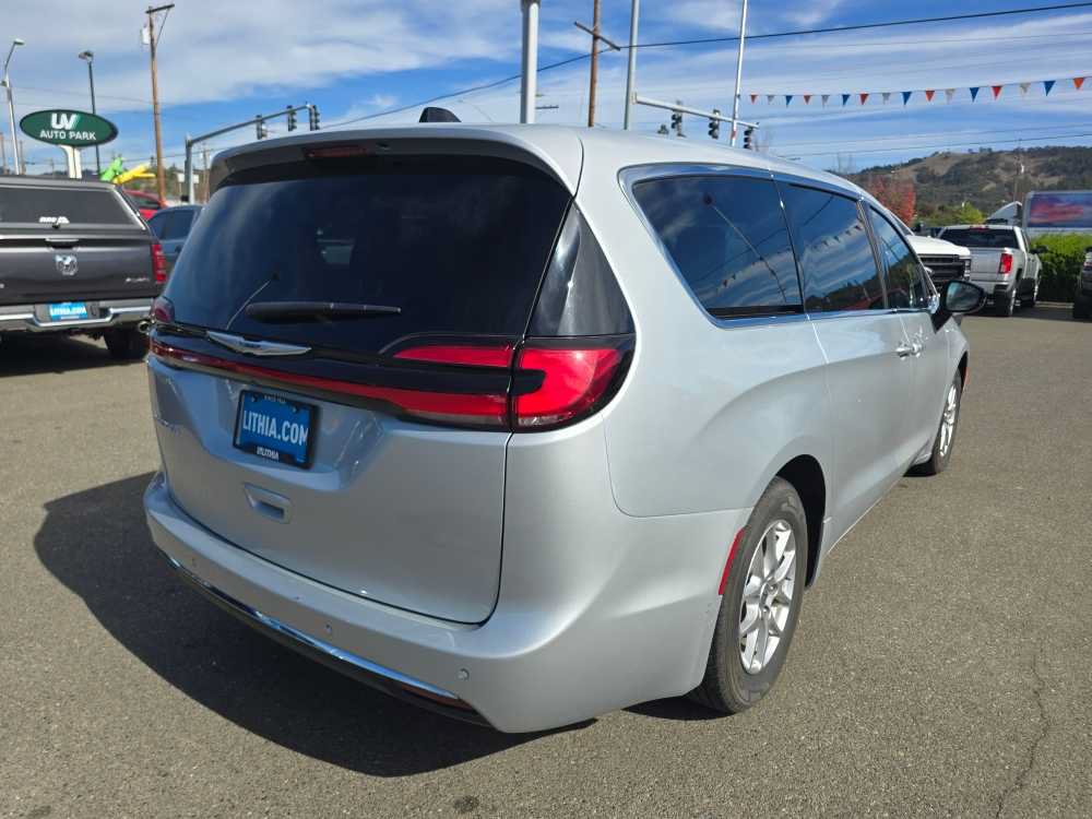 Used 2024 Chrysler Pacifica Touring-L FWD image 5