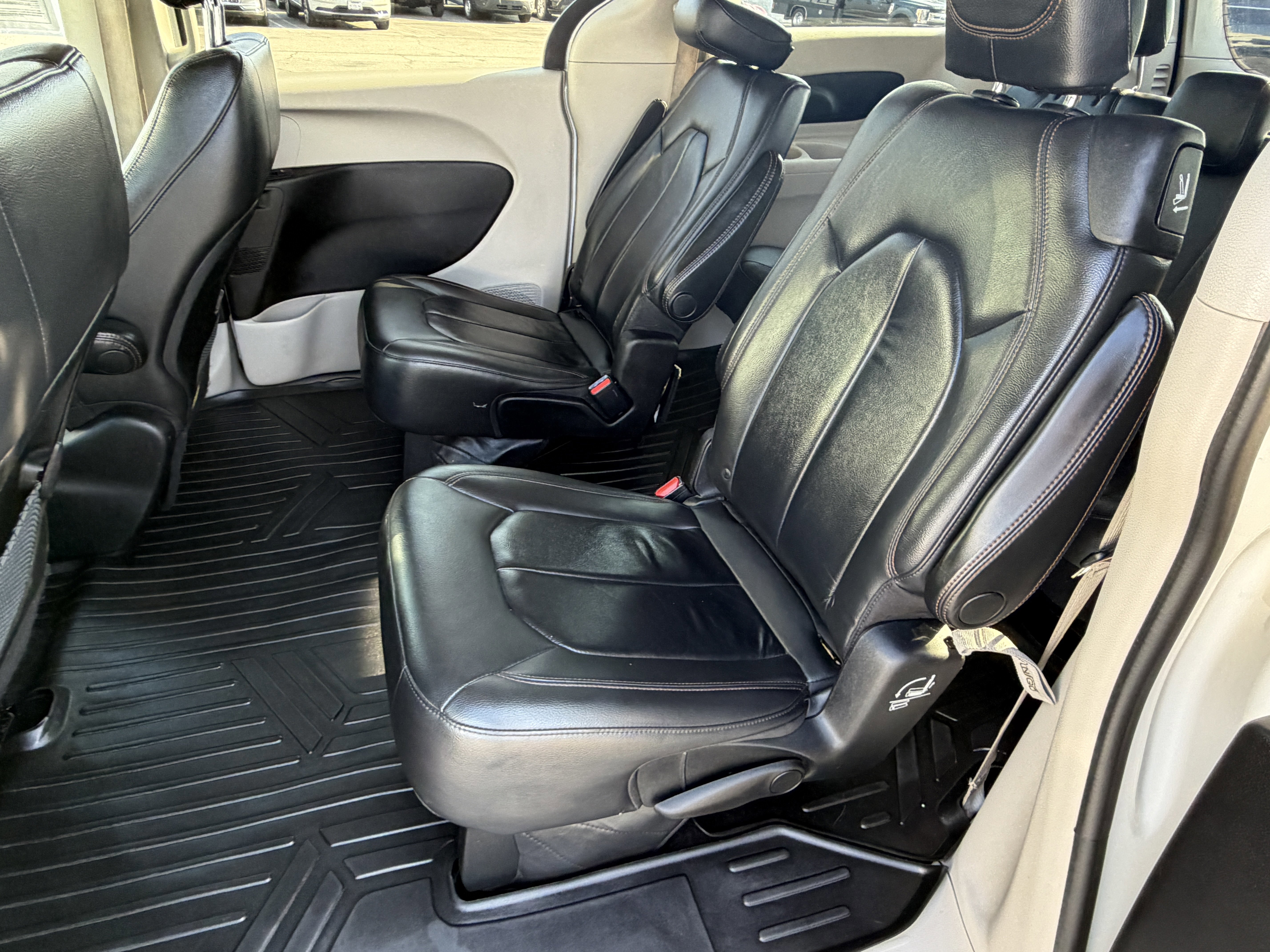 Used 2017 Chrysler Pacifica Touring-L image 21