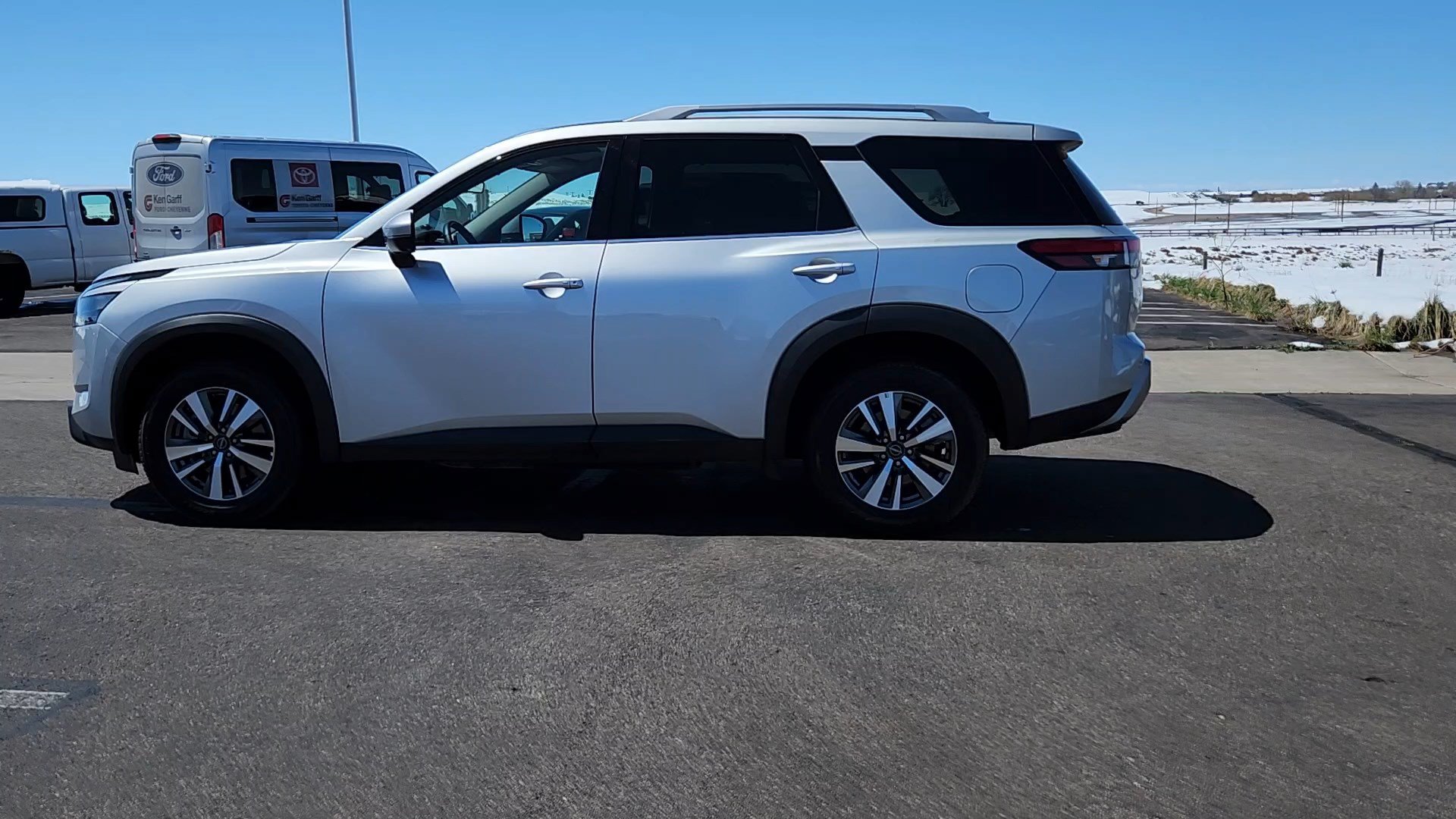 Used 2025 Nissan Pathfinder SL AWD/4WD image 2